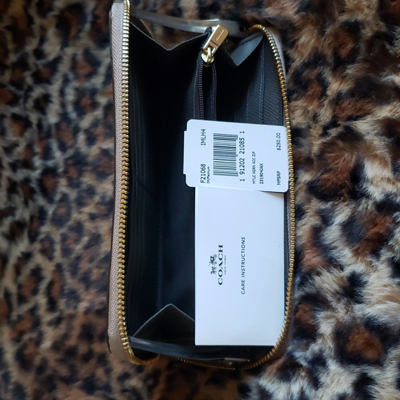 Coach Wallet - Picture 9 of 10